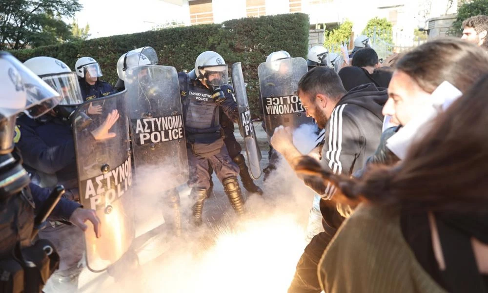 Επεισόδια και χημικά στη Σύνοδο των Πρυτάνεων στο Καβούρι - Φοιτητές διαμαρτύρονται για τα ιδιωτικά πανεπιστήμια
